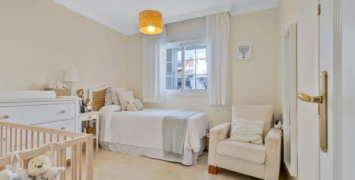 Sale of middle floor apartment in Río Real 15