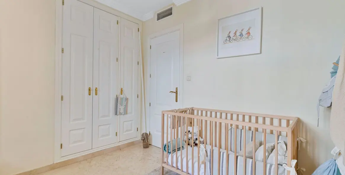 Sale of middle floor apartment in Río Real 16