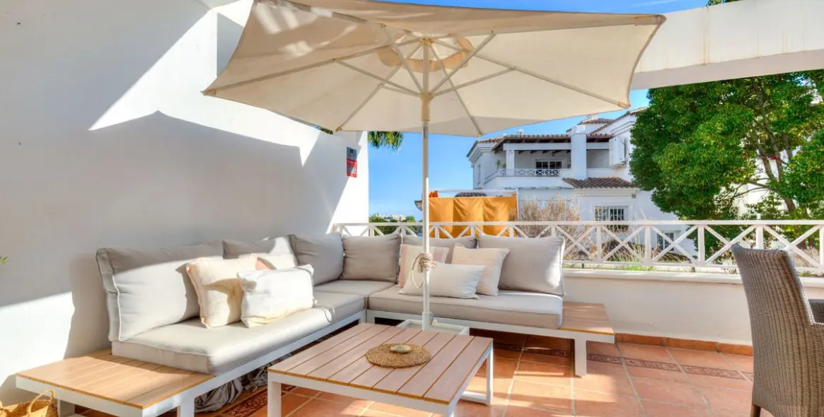 Sale of middle floor apartment in Río Real 18