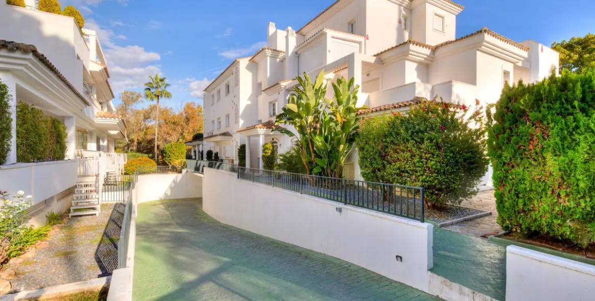 Sale of middle floor apartment in Río Real 19