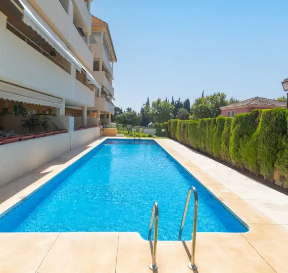 Продажа апартаментов на среднем этаже в Elviria