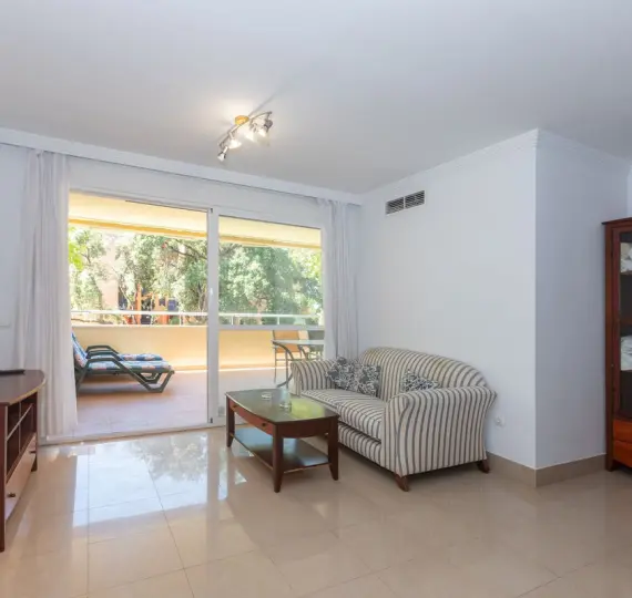 Продажа апартаментов на среднем этаже в Elviria