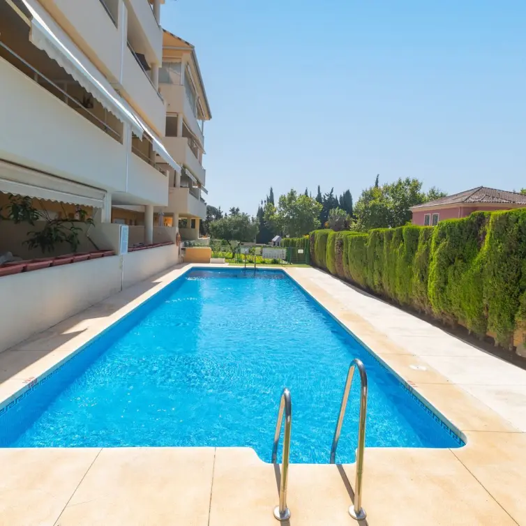 Venta de apartamento en planta media en Elviria