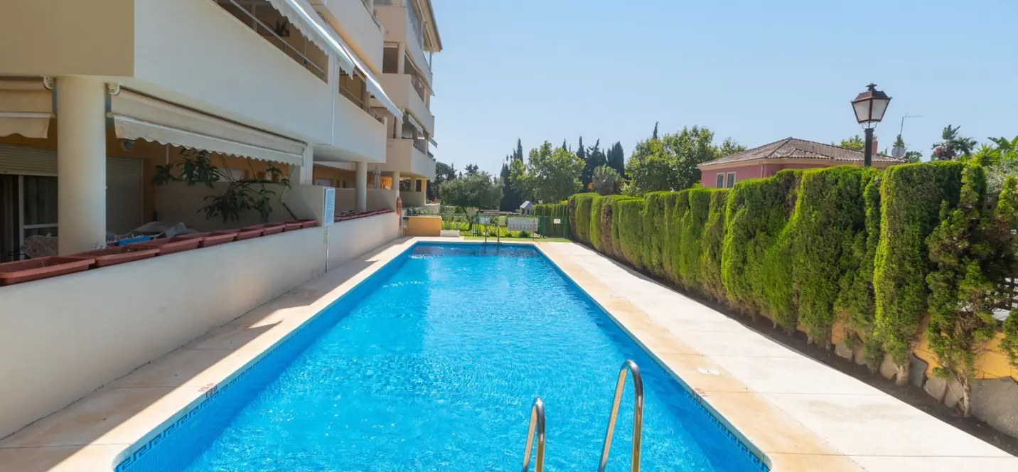 Venta de apartamento en planta media en Elviria 0
