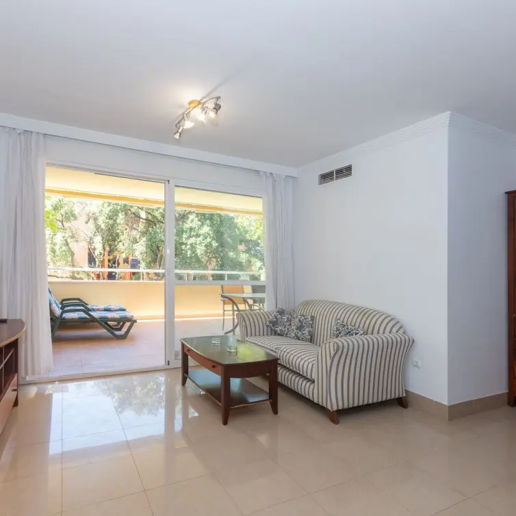 Venta de apartamento en planta media en Elviria