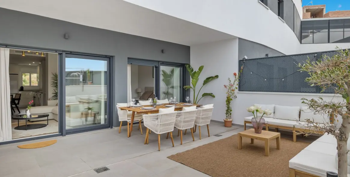 Sale of middle floor apartment in Estepona 1