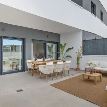 Sale of middle floor apartment in Estepona