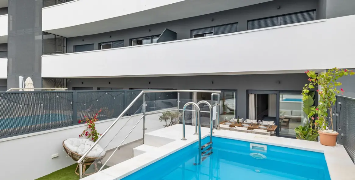 Sale of middle floor apartment in Estepona 2