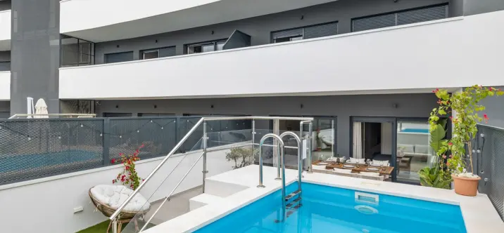 Sale of middle floor apartment in Estepona 1