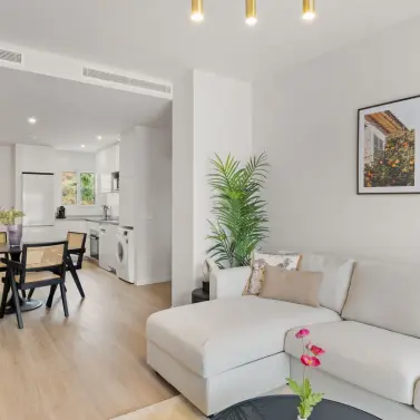 Sale of middle floor apartment in Estepona