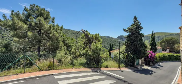 Продажа  жилого участка в Benahavís 0