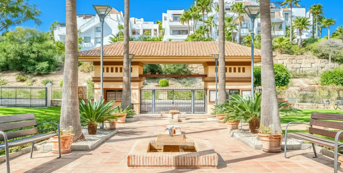 Sale of ground floor apartment in Benahavís 1