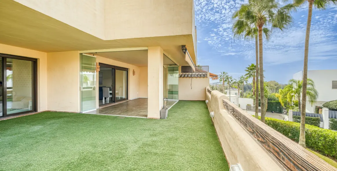 Sale of ground floor apartment in Benahavís 2