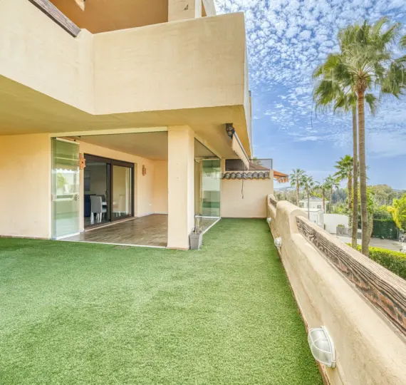 Sale of ground floor apartment in Benahavís