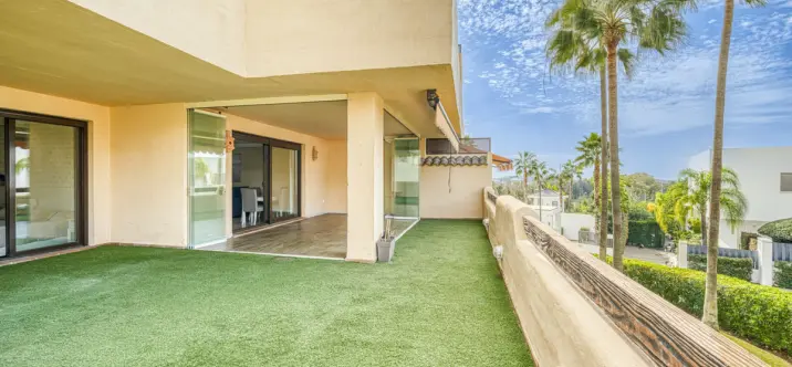 Sale of ground floor apartment in Benahavís 1