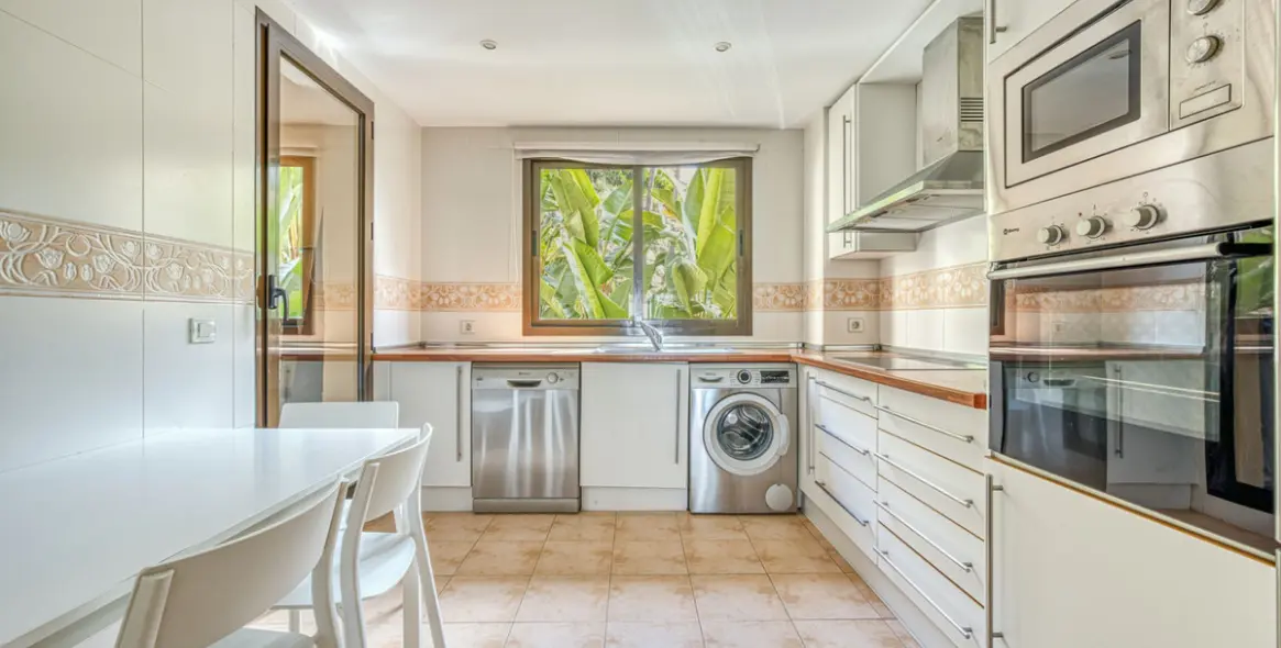 Sale of ground floor apartment in Benahavís 4