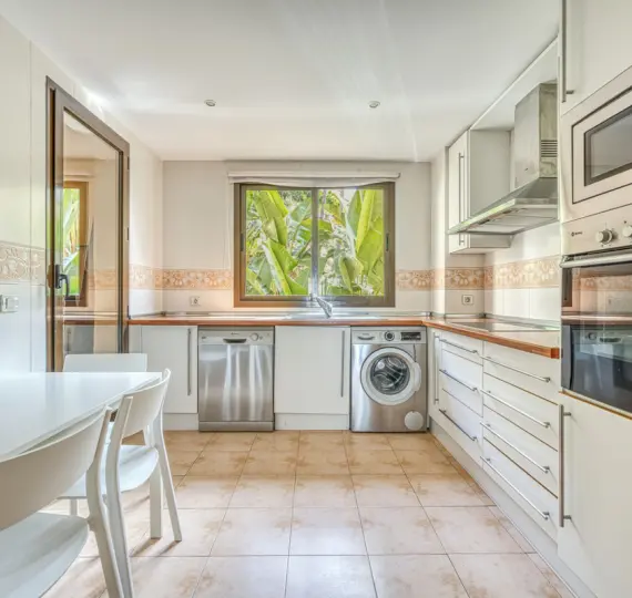 Sale of ground floor apartment in Benahavís