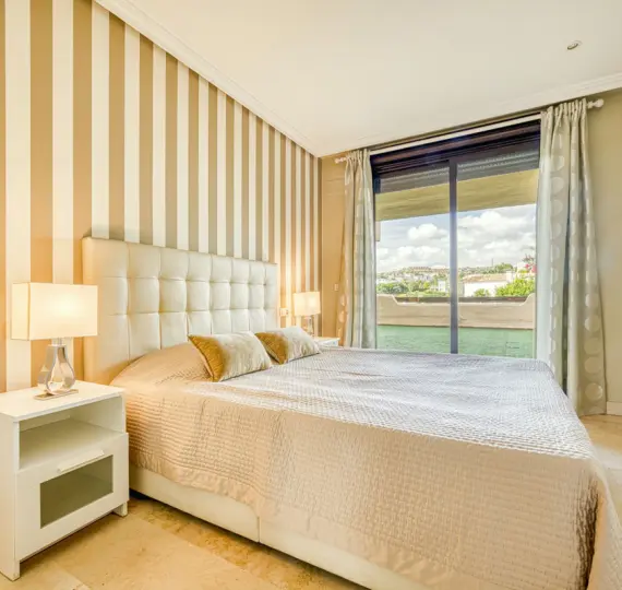 Sale of ground floor apartment in Benahavís