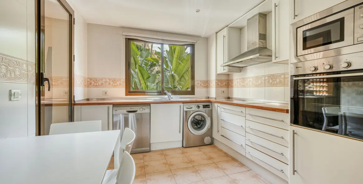 Sale of ground floor apartment in Benahavís 10