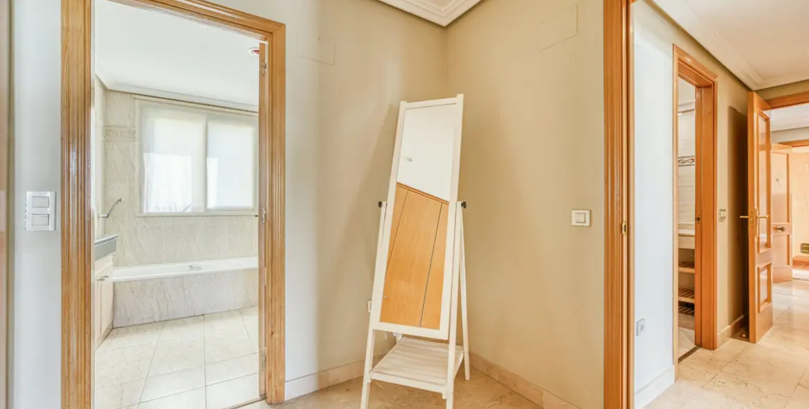 Sale of ground floor apartment in Benahavís 12