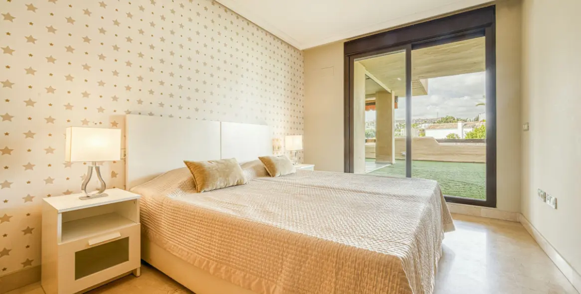 Sale of ground floor apartment in Benahavís 13