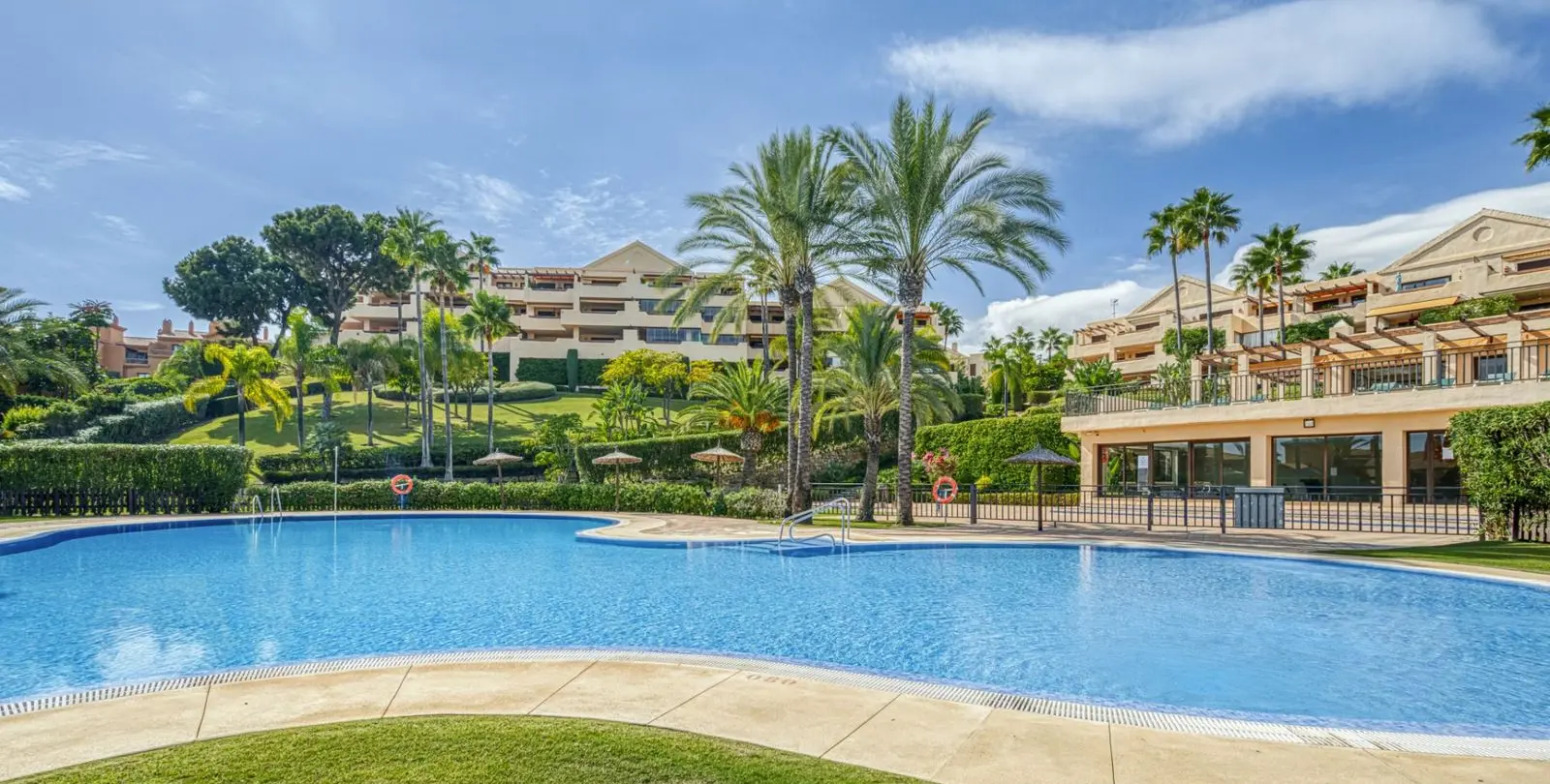 Sale of ground floor apartment in Benahavís 1