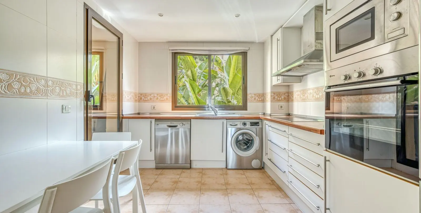 Sale of ground floor apartment in Benahavís 9