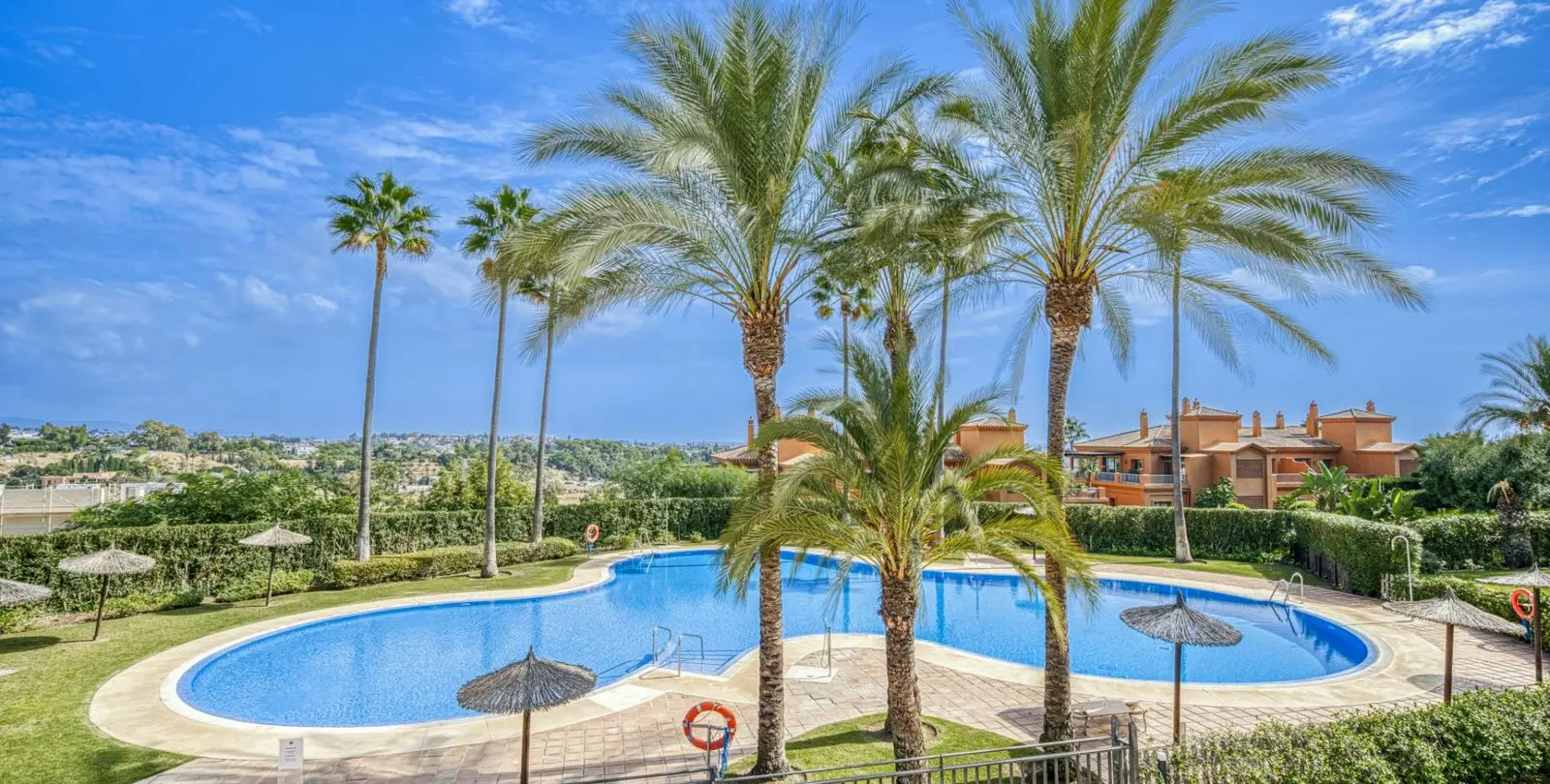 Sale of ground floor apartment in Benahavís 10