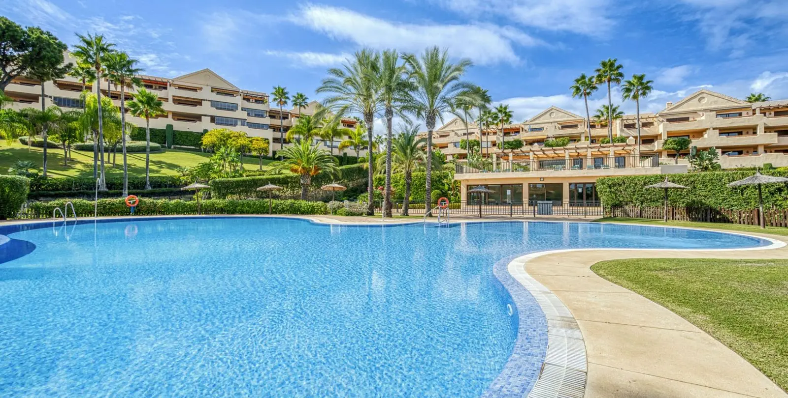 Sale of ground floor apartment in Benahavís 11