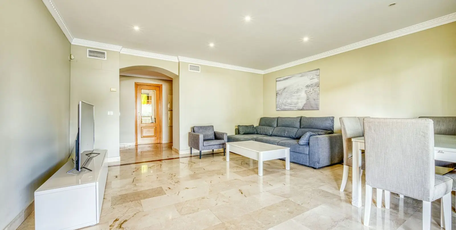 Sale of ground floor apartment in Benahavís 12