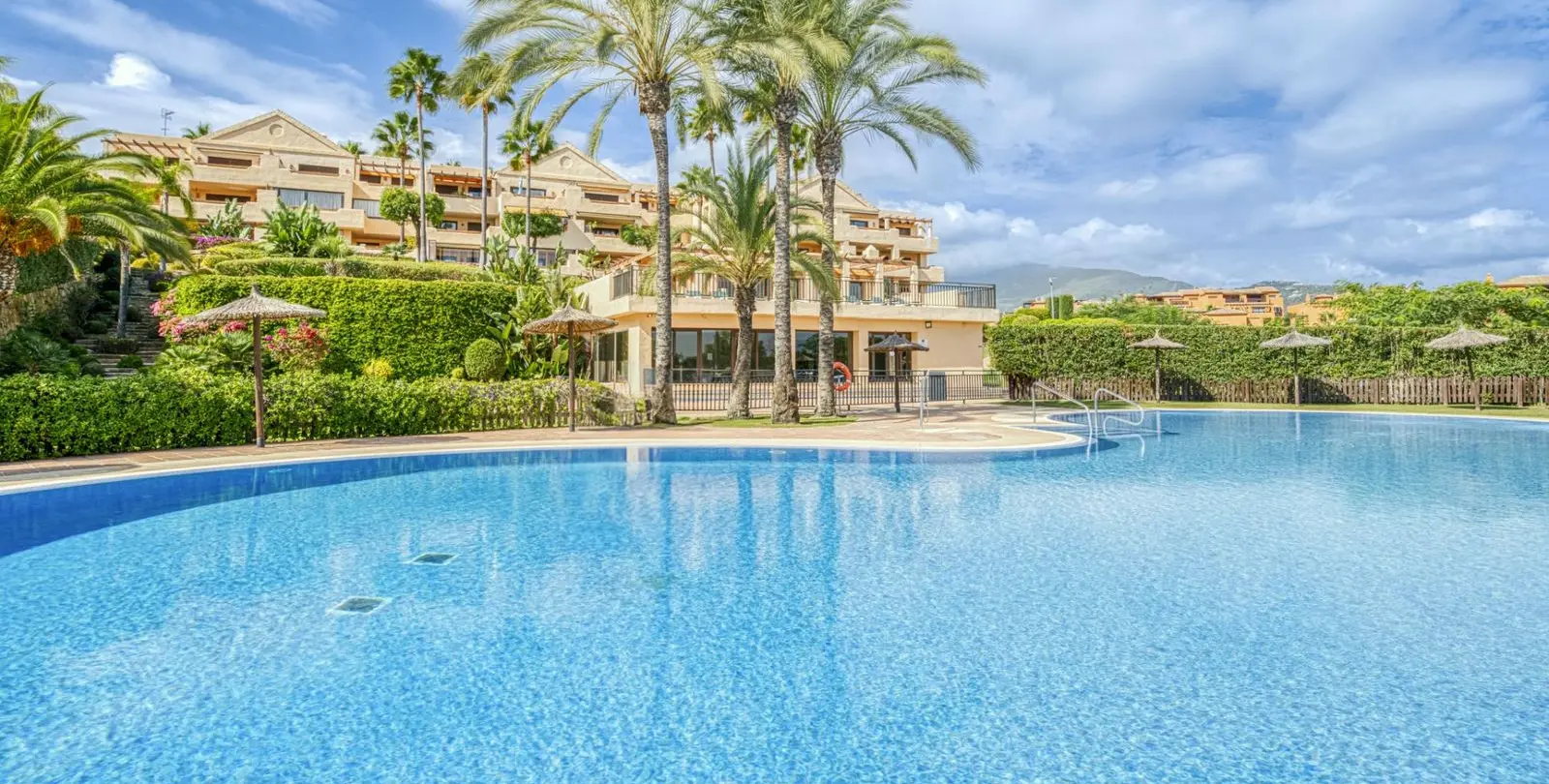 Sale of ground floor apartment in Benahavís 13