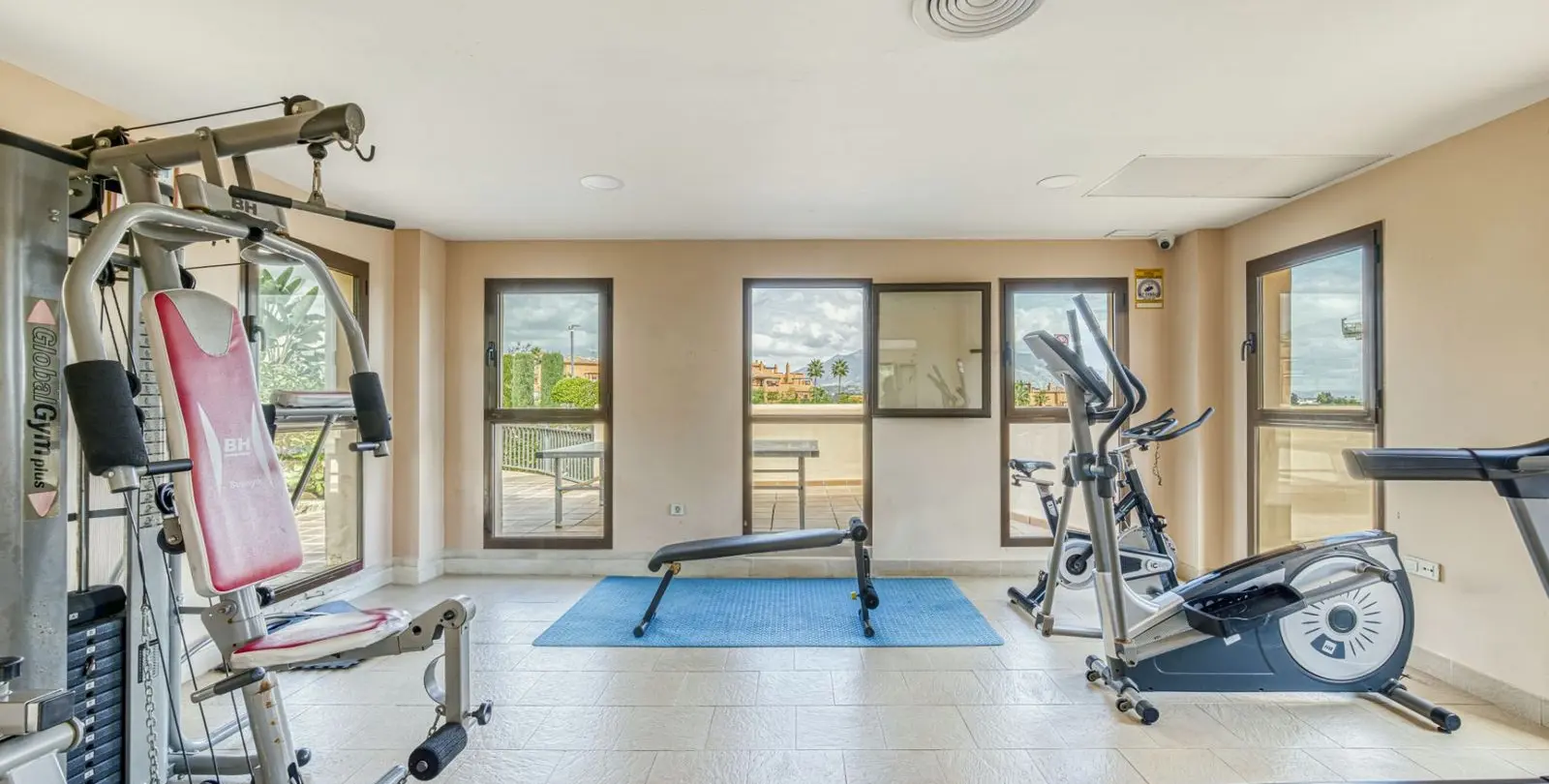 Sale of ground floor apartment in Benahavís 15