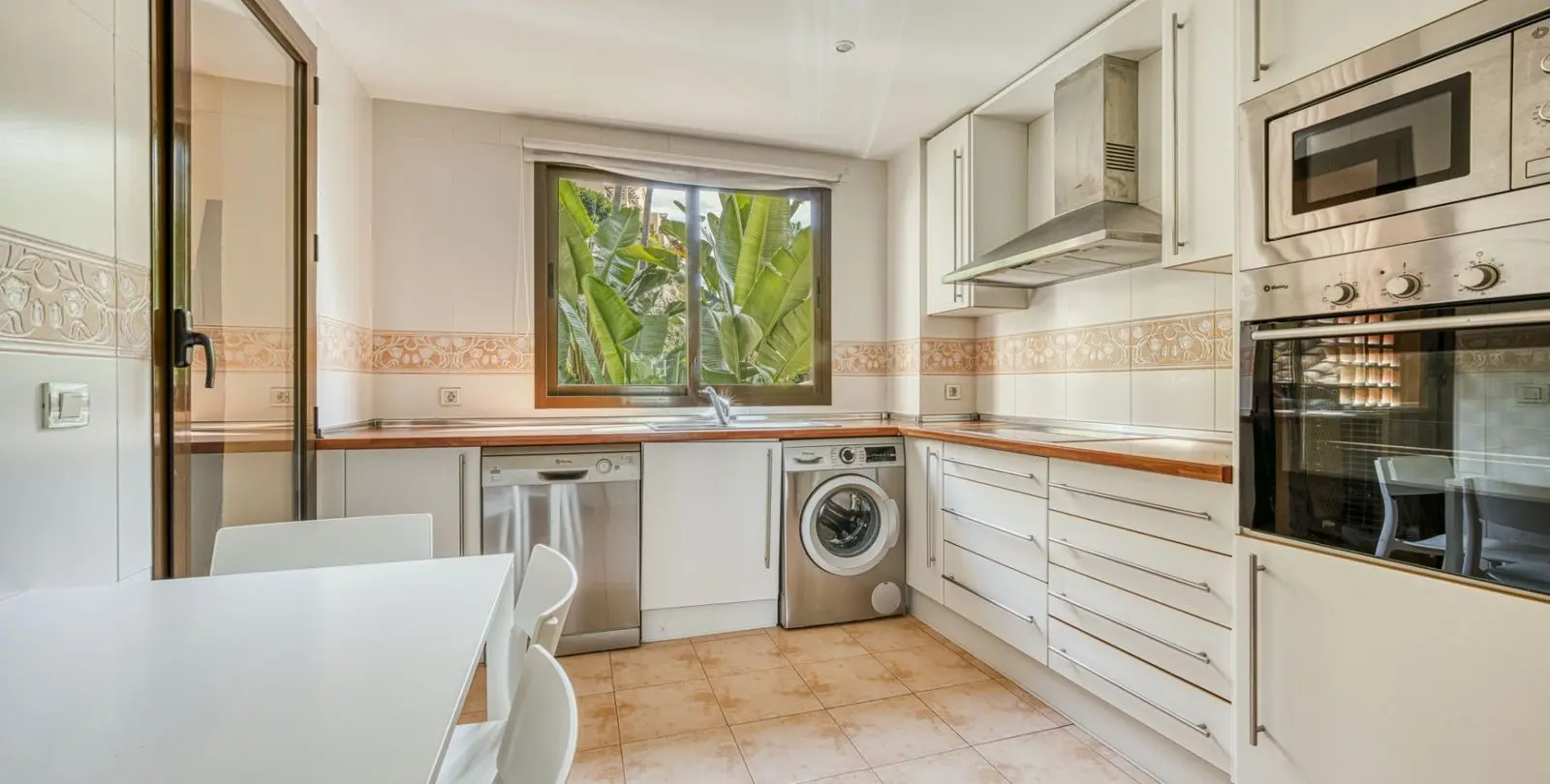 Sale of ground floor apartment in Benahavís 16