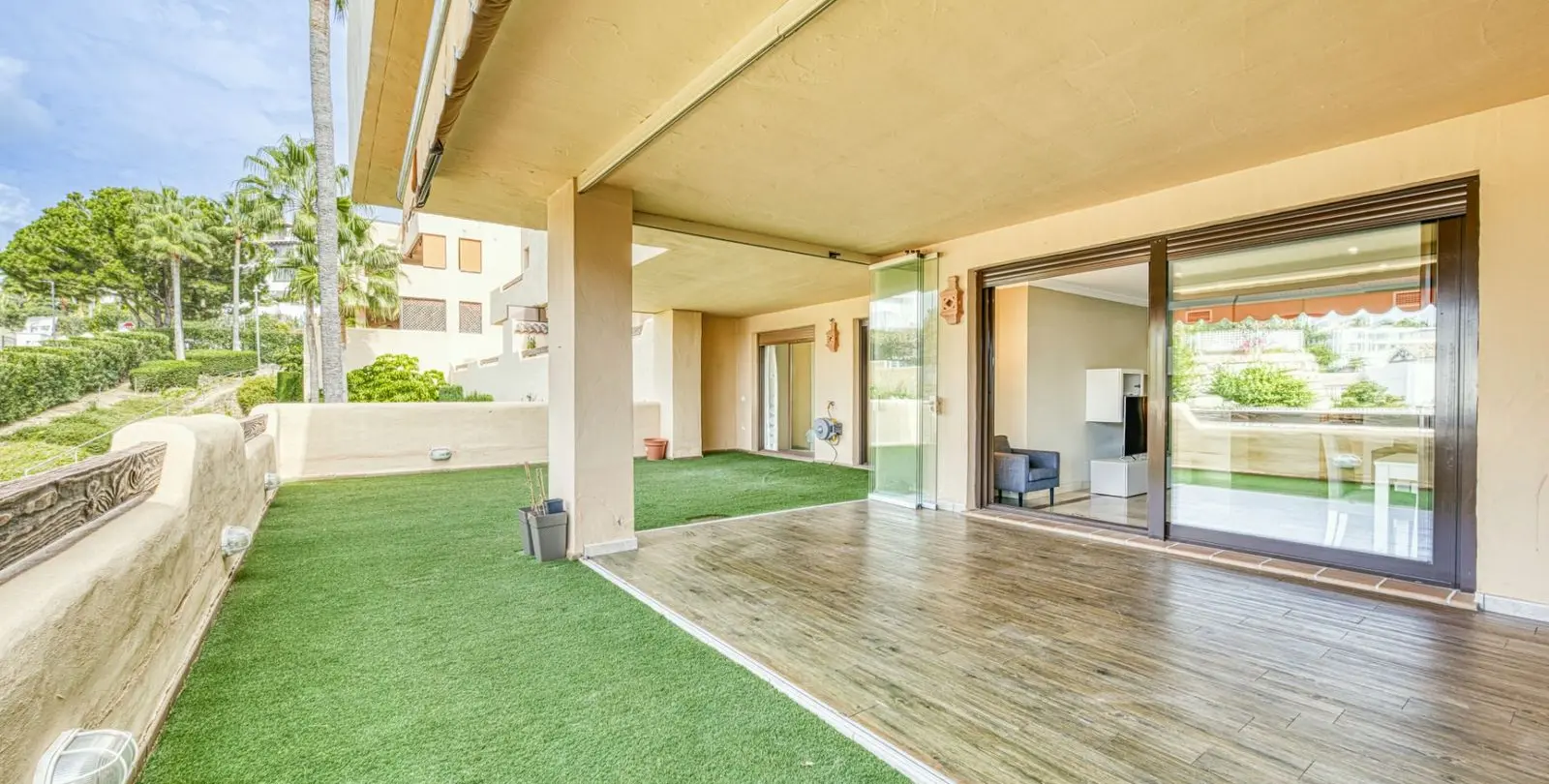 Sale of ground floor apartment in Benahavís 18