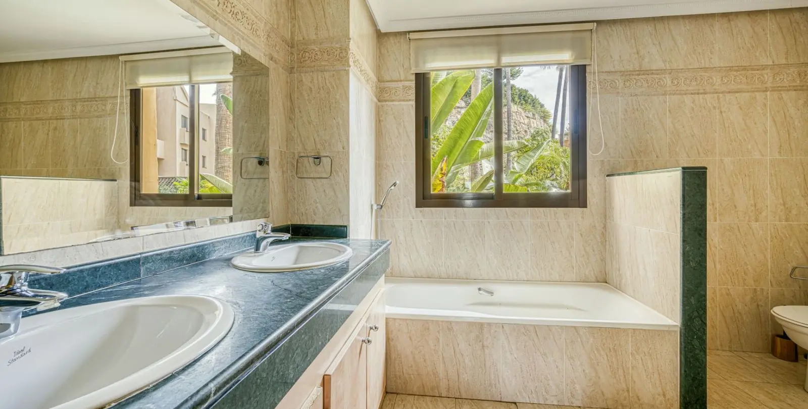 Sale of ground floor apartment in Benahavís 21