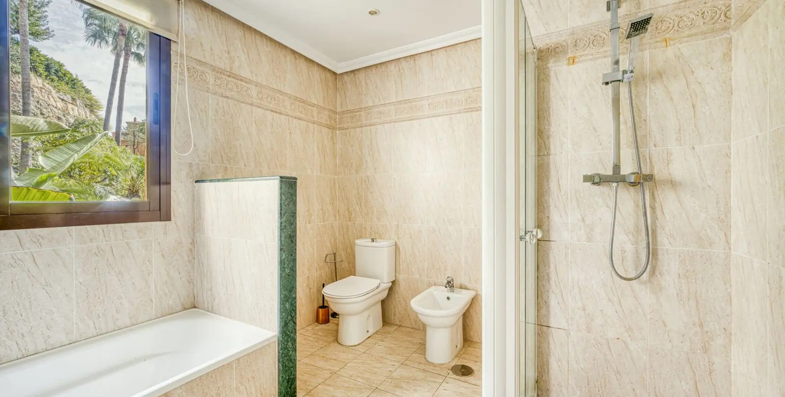 Sale of ground floor apartment in Benahavís 22