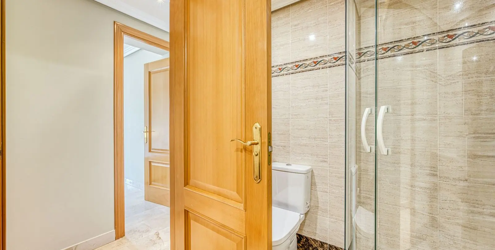 Sale of ground floor apartment in Benahavís 25