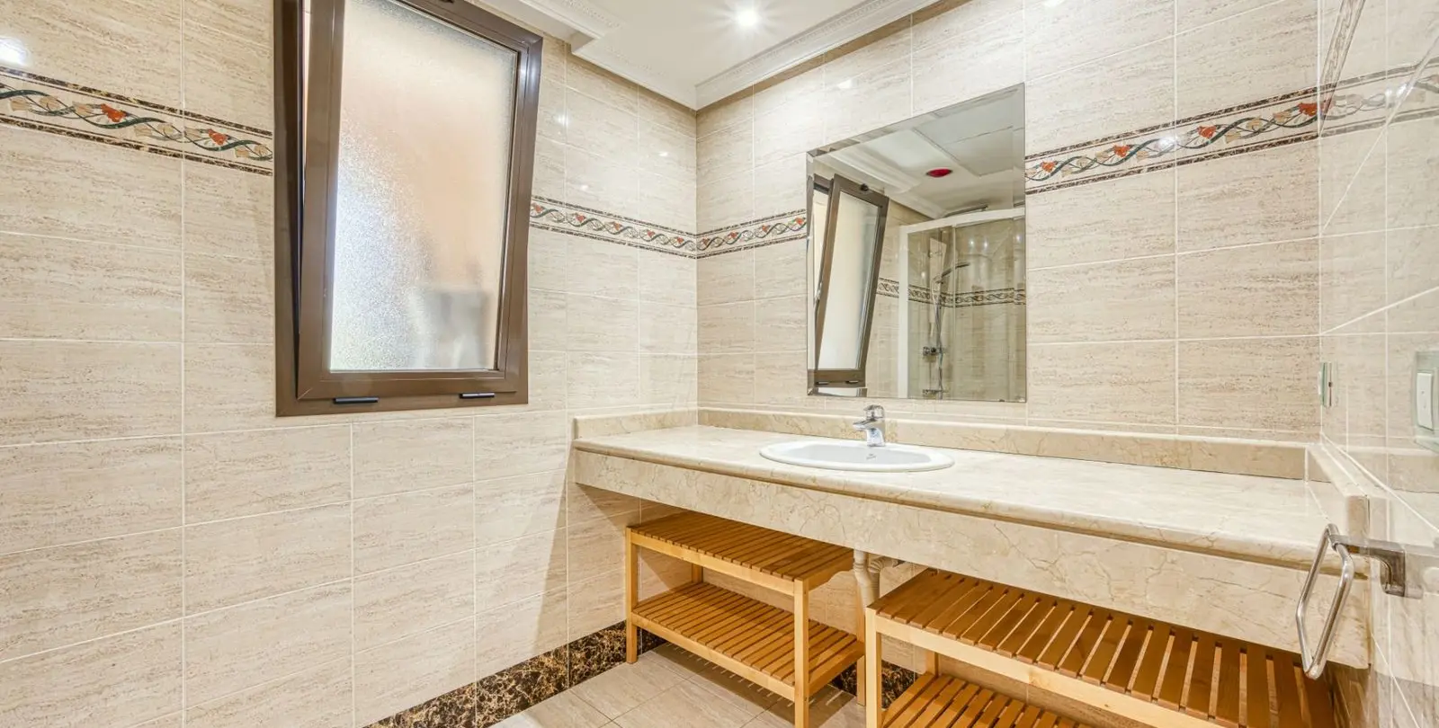 Sale of ground floor apartment in Benahavís 26