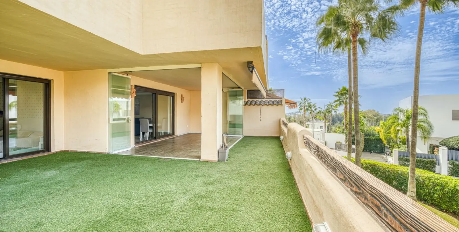 Sale of ground floor apartment in Benahavís 35