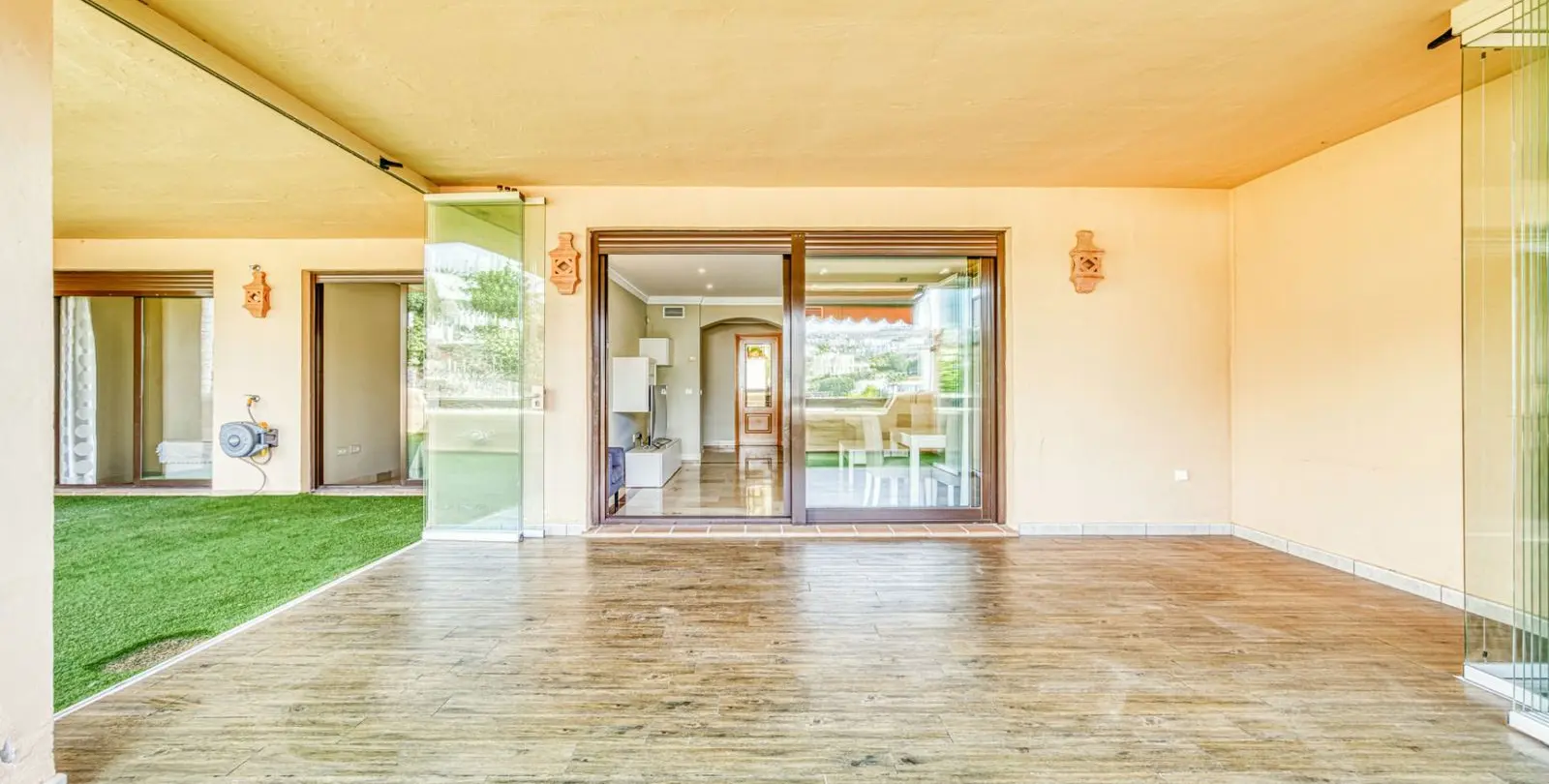 Sale of ground floor apartment in Benahavís 36