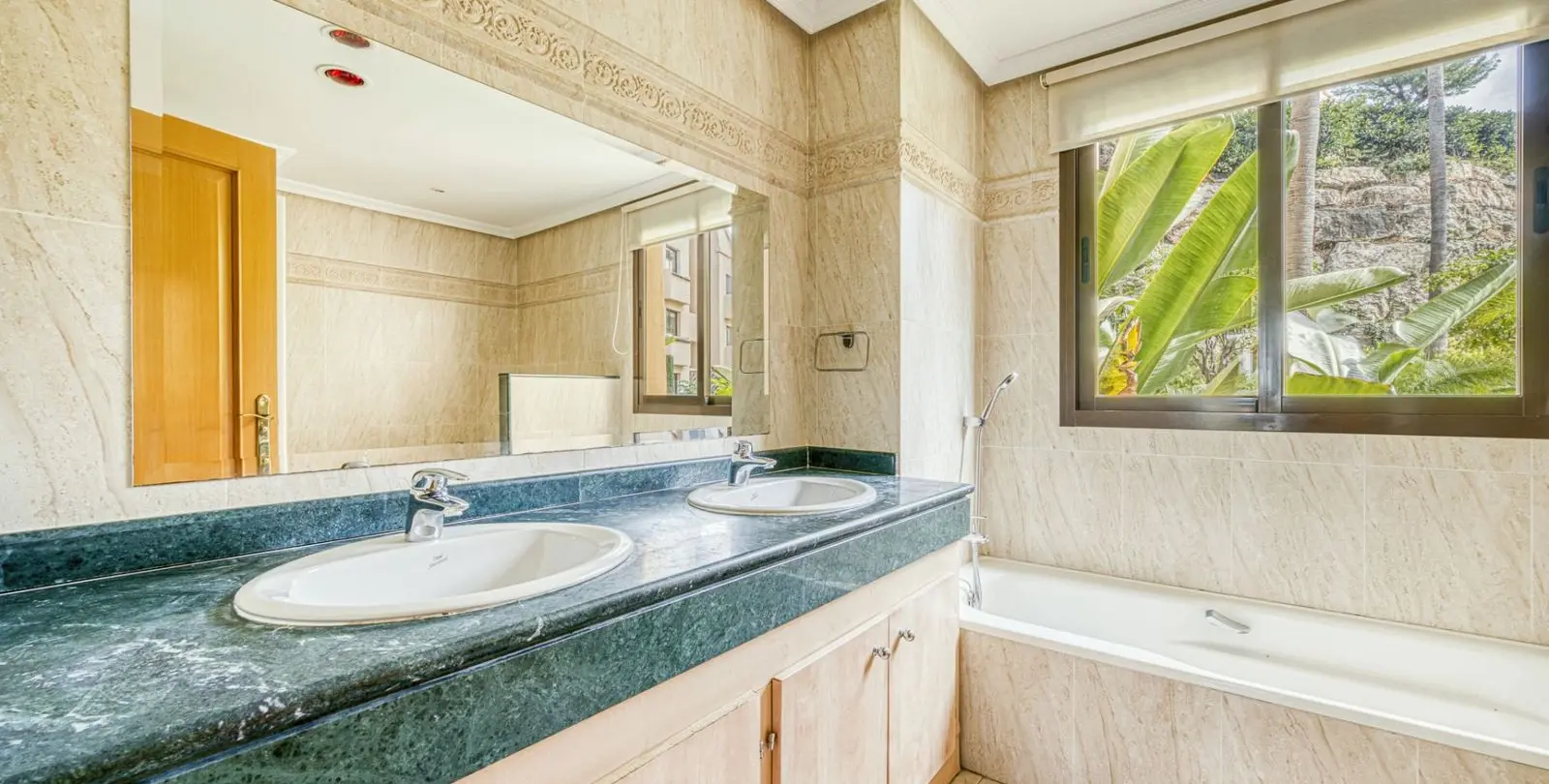 Sale of ground floor apartment in Benahavís 38
