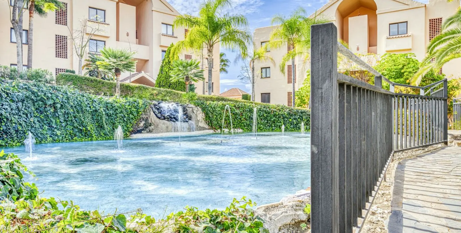 Sale of ground floor apartment in Benahavís 39