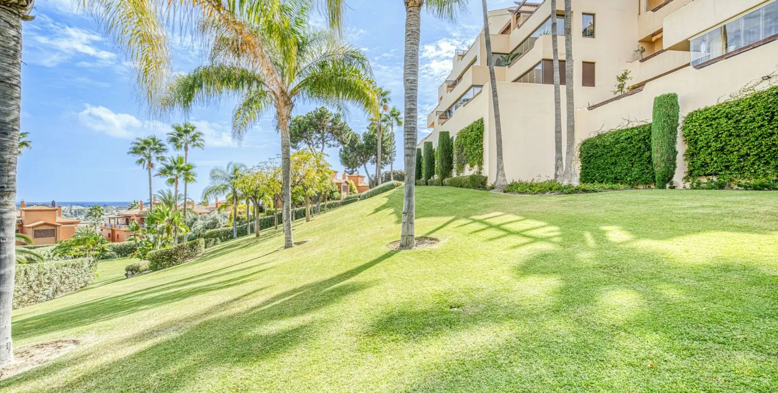 Sale of ground floor apartment in Benahavís 40