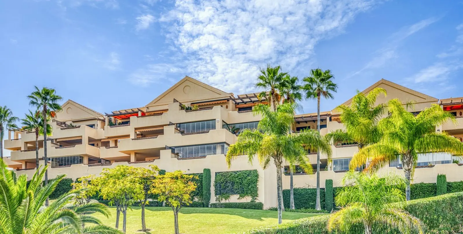 Sale of ground floor apartment in Benahavís 41