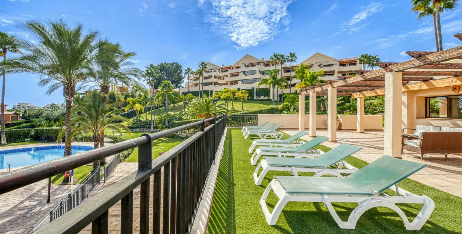 Sale of ground floor apartment in Benahavís 42