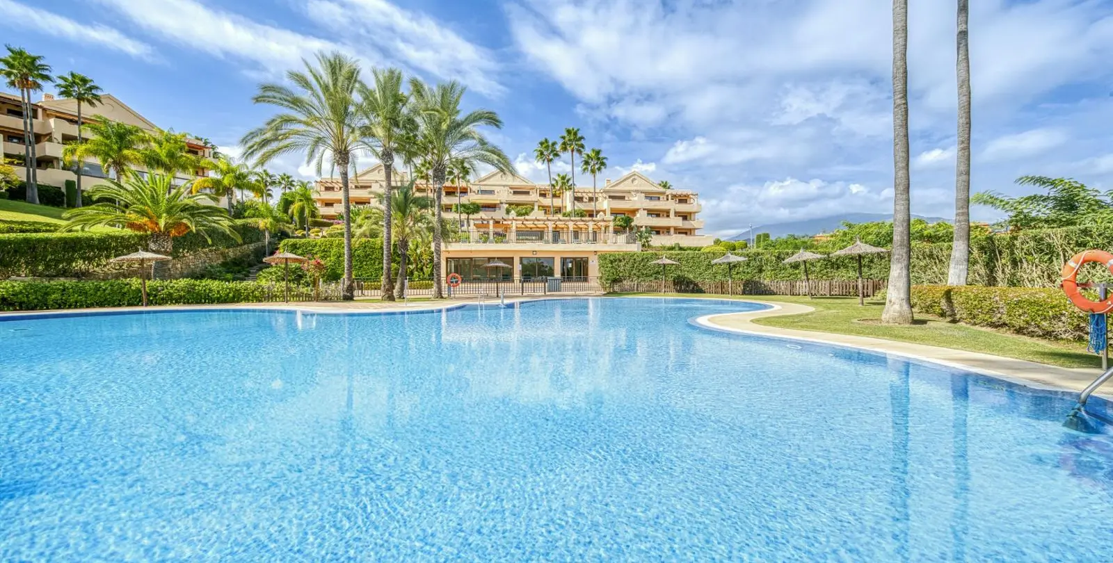 Sale of ground floor apartment in Benahavís 43