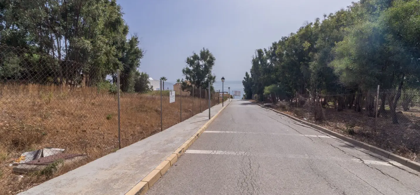 Sale of residential plot in Manilva 1