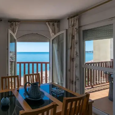 Venta de apartamento en planta media en Carvajal