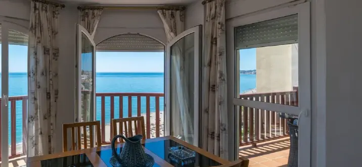 Venta de apartamento en planta media en Carvajal 0