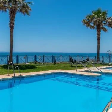 Venta de apartamento en planta media en Carvajal